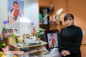 店舗に保管している仲本さんの遺骨の前で、約2時間にわたり本誌取材に答えた純歌
