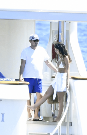 2018-22年カミラ・モローネ22-25歳（当時）育ったお腹が目立つレオ様。モデル好きだけど、自分に関する美的センスは緩めなようだ（写真／共同通信社）