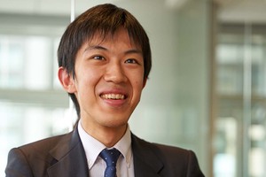 冷凍宅配⾷サービス「nosh（ナッシュ）」をPRするスーツ（PRTIMESより）