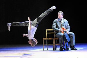 1980年代、炭鉱不況にあえぐイングランド北部の街を舞台に、少年・ビリーがバレエに出会い、名門ロイヤル・バレエ・スクール受験を目指していく中、反対していた父親や周囲の人たちの心を変えていく物語。PHOTO OF LONDON PRODUCTION BY ALASTAIR MUIR