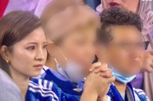 堂安律の両親と現地・カタールで観戦しているところをカメラに捉えられた明松美玖（『AMEBA』より）