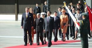 オランダ国王夫妻の歓迎式典でもオレンジのスーツ姿で（'14年10月）