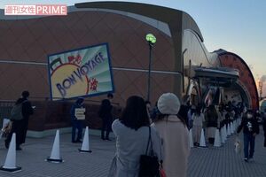 12月1日の『ボン・ヴォヤージュ』には早朝から長蛇の列が。ソーシャルディスタンスを取りながら並ぶ客も、店内に入った途端にもみくちゃに