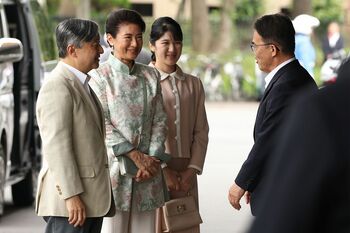 10月3日、東京都世田谷区の馬事公苑でアジア競技大会の馬術競技をご覧になった天皇、皇后両陛下と愛子さま