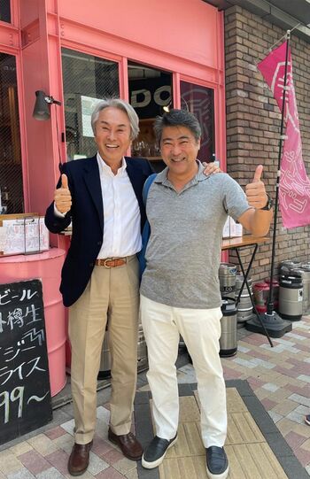 石原伸晃と肩を組んで記念撮影をする木原官房副長官（石原伸晃公式Twitterより）