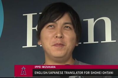 現地メディアにインタビューを受ける水原一平(『BallySportsWest』公式ユーチューブチャンネルより)