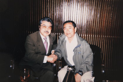 90年代、40代前半の啓介さん。親交のある作曲家の遠藤実氏（左）と