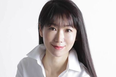 齊藤あきさん パーソナルビューティープロデューサー・毛髪診断士。美肌・美髪サロン「ティナロッサ」、(一社)日本美髪協会代表。東洋と西洋を融合した豊富な知識と審美眼を持ち、どんな肌や髪でもキレイになれる「美肌・美髪のスペシャリスト」として活動。5万人以上のあらゆる肌や髪と向き合い、現在は雑誌やテレビ、セミナー講師など、さまざまなメディアで活躍中。