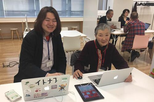 若宮さんの師匠、小泉勝志郎さんと。小泉さんにプログラミングを教えてもらいながらhinadanを半年で完成させた