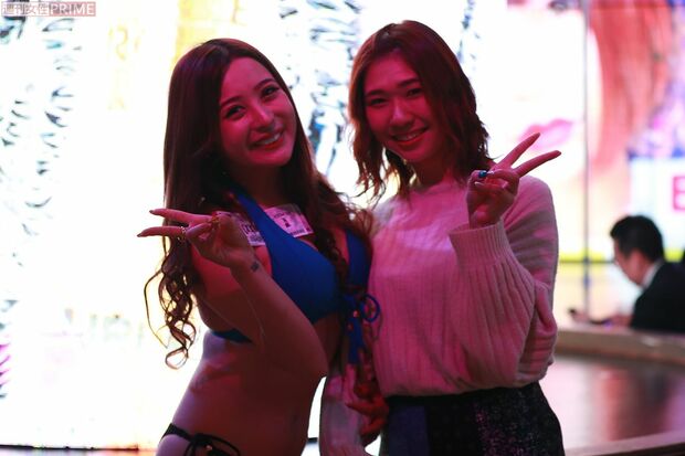 ツーショットを撮るティファニーさん 撮影／森田晃博