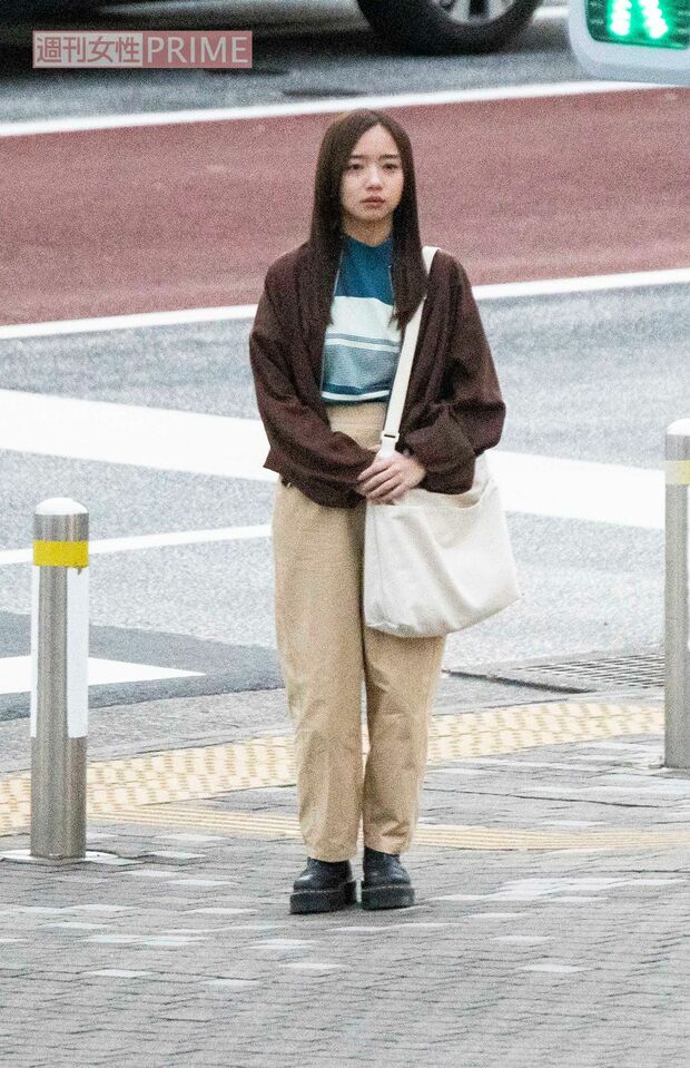 2024年11月初旬、ひとり涙を流すシーンもあり、神妙な面持ちでロケに臨んでいた元「日向坂46」齊藤京子