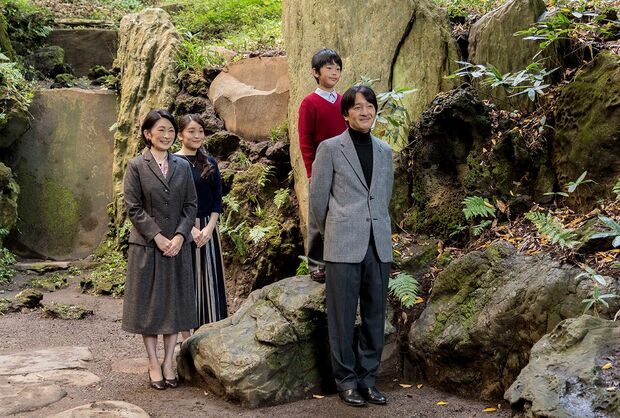 昨年11月、秋篠宮さまの誕生日にご一家で。眞子さまの嫁ぎ先の“借金トラブル”は秋篠宮家にとっても不安の種に