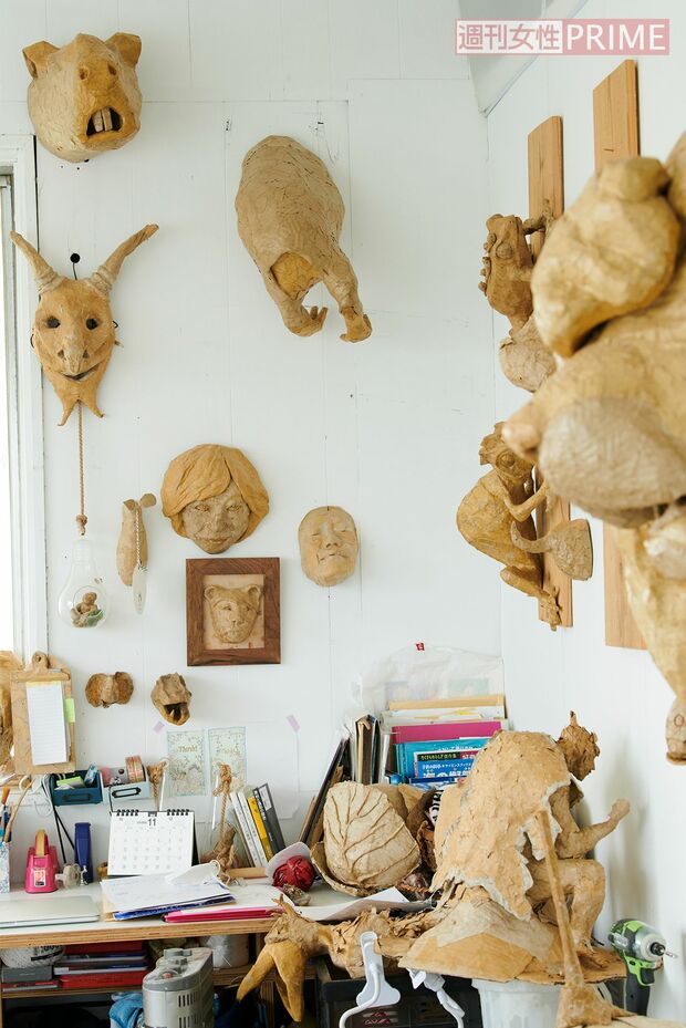 作業場にはたくさんの作品が。左上のカピバラの顔と中央のお尻は、離して展示することで、「探し物しているんです」「見つからないんです」といったストーリーを表している　撮影／山田智絵