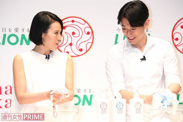 hadakara(ライオン)新製品発表会に登場した中谷美紀とディーン・フジオカ 撮影/『週刊女性』写真班
