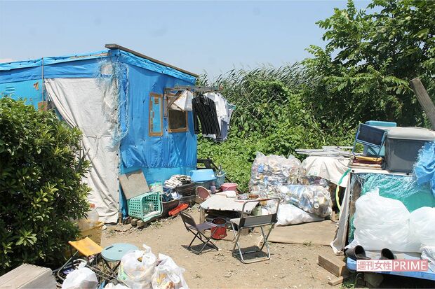 河川敷に建てられたホームレスの小屋