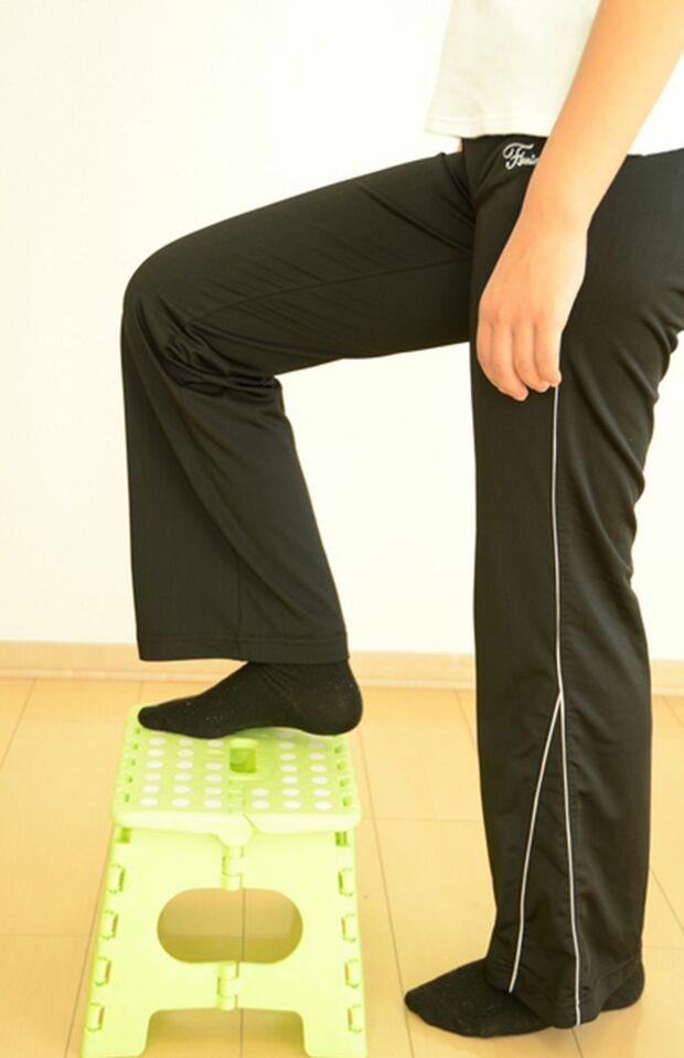 がんのリスクを高める糖尿病を予防しようと、血糖値の上がる食後に踏み台を上り下り。「太ももや臀部の大きな筋肉に血糖が吸収されるので効果大。足腰の筋トレにもなります」