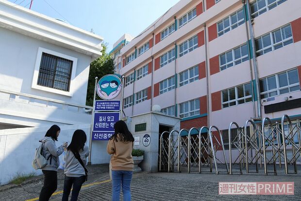 釜山の影島（ヨンド）地区にあるダニエルの母校、シンソン中学校。テレビでも紹介され、いまや観光スポット状態！　撮影／古林由香