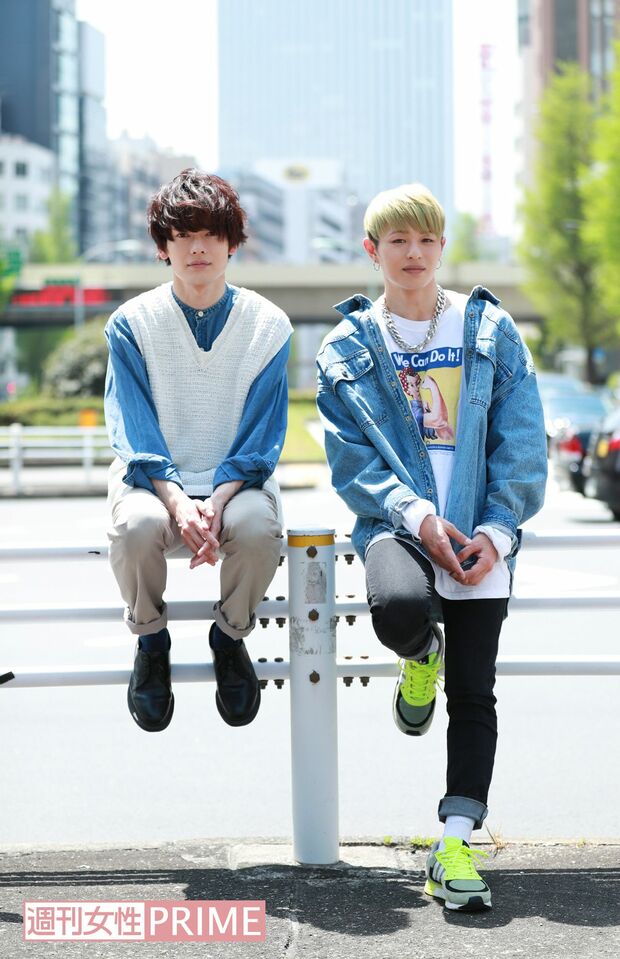 左から崎山つばさ、荒木宏文　撮影／森田晃博