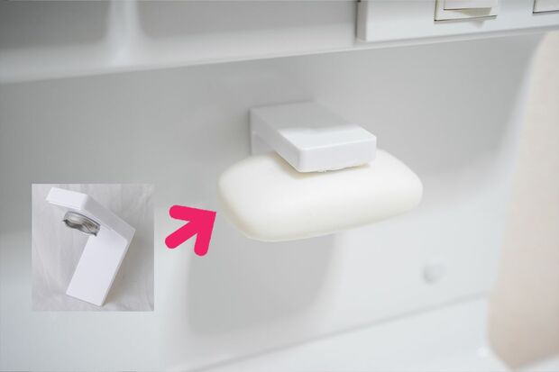 ピタッとせっけんホルダー「石けんに金属を埋め込むことで、ホルダーのマグネットにピタッ。設置面がなくなったことでヌメリが気にならなくなりました」110円／セリア　写真／フジモリタイシ、ヒラヤマタイジロー（『スキマをうめる収納ルール』より）