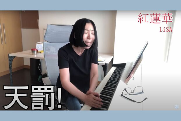 ピアノの鍵盤にチョップする広瀬香美（YouTubeより）