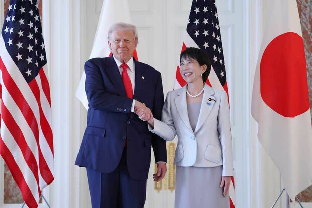 2025年10月28日、日米首脳会談でトランプ米大統領を出迎え、握手を交わす高市早苗首相　撮影／JMPA