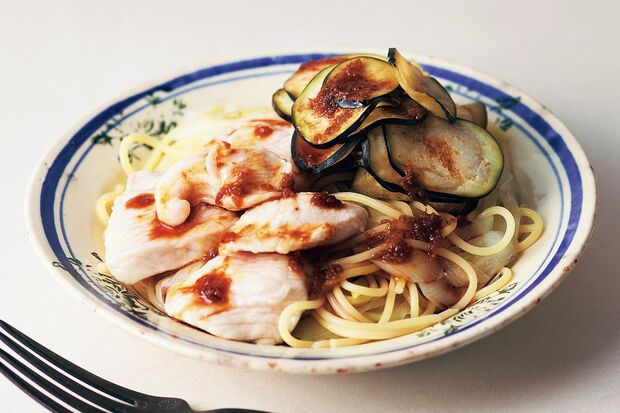 ゆで鶏となすのピリ辛パスタ 写真/鈴木泰介