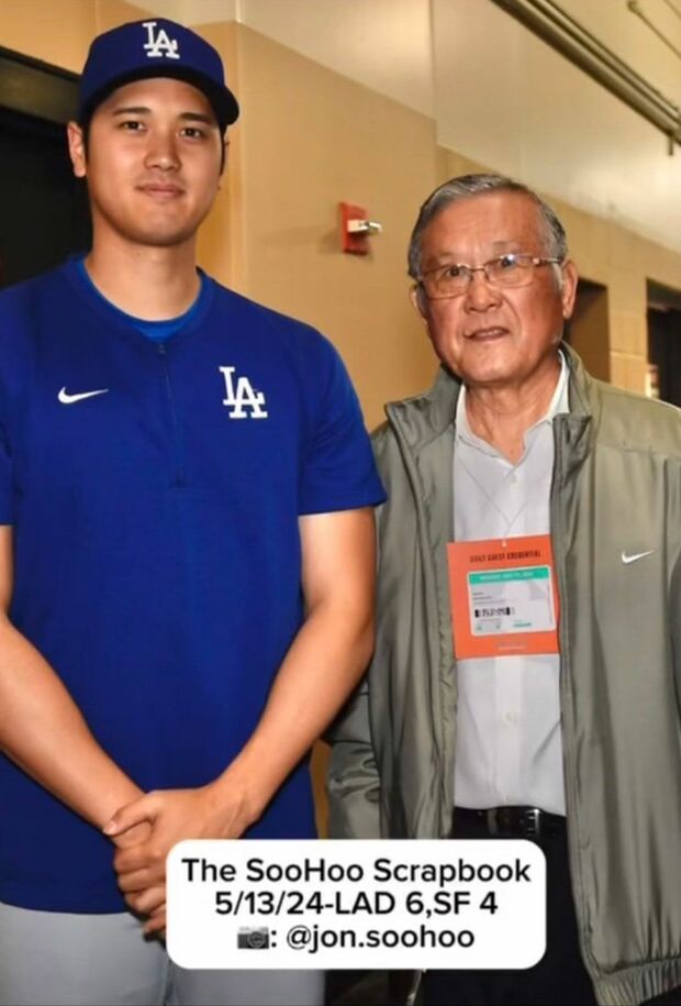 大谷翔平と日本人初メジャーリーガーの村上雅則さん(ドジャース専属カメラマンのインスタグラムより)