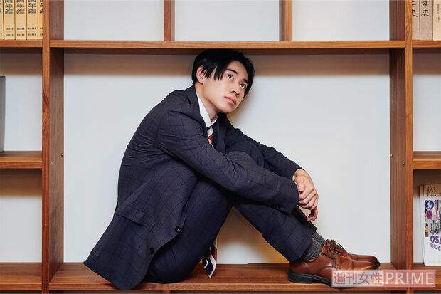 体育座り姿の戸塚純貴（撮影／山田智絵）