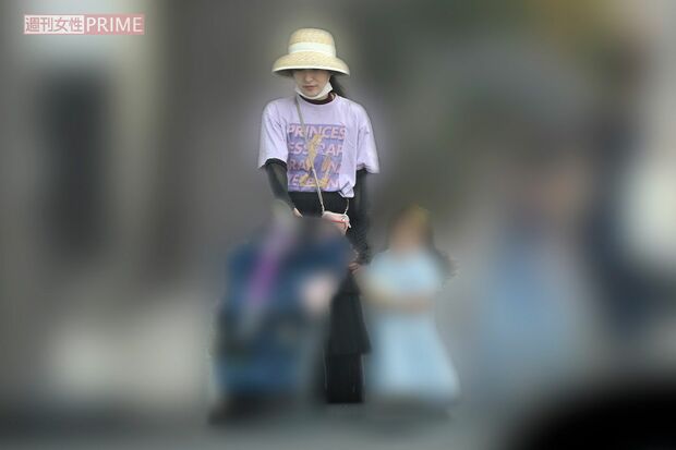 熊田曜子。周囲の話によれば、騒動で仕事が激減したためなのか、よく近所の公園にいるとのこと