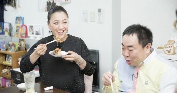  『ハイボール万歳！』（BS-TBS 毎週月曜 20時54分～21時）は、塚地武雅・遼河はるひコンビと武田修宏が週替わりでお届けするグルメバラエティー
