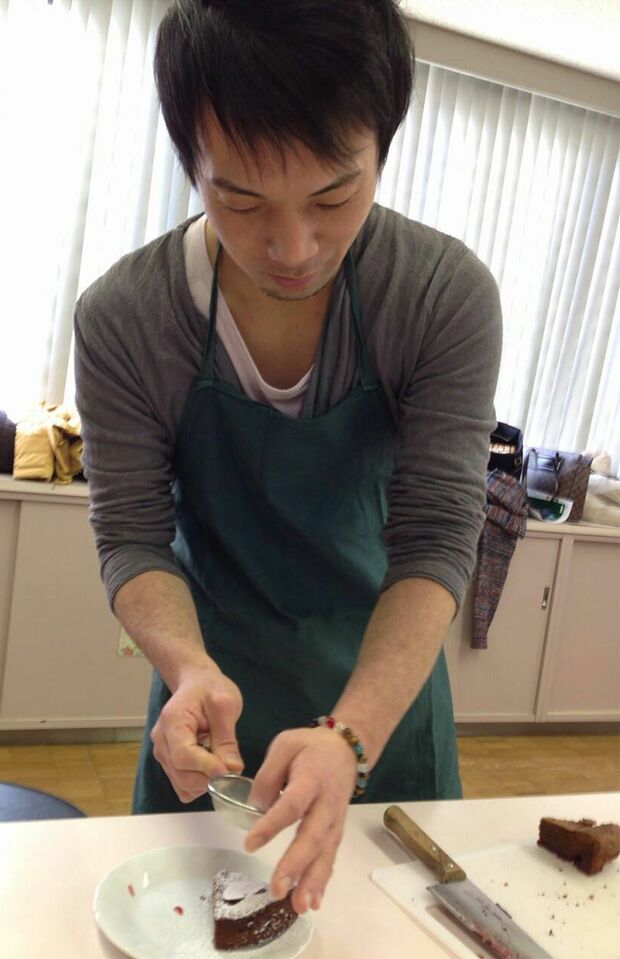 お菓子作りをする北條容疑者（本人フェイスブックより）