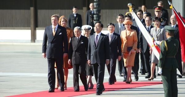  オランダ国王夫妻の歓迎式典でもオレンジのスーツ姿で（'14年10月）