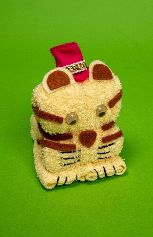 【タオル犬（香坂司登美）】こちらも手芸本が発祥とみられる一大ジャンル、タオル犬。余り布を捨てるなんてとんでもない!とおかんはすべての布やヒモをかわいい動物へと変身させる（なぜか犬が最大派閥）。　撮影／都築響一