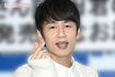 結婚発表後のイベントで“指ハート”を作る中丸雄一(2024年1月)
