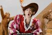 コロンブスに扮した大森さんと、後ろで踊る類人猿(写真:『Mrs. GREEN APPLE』公式YouTubeより引用)