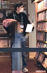 レンタルビデオコーナーで娘と楽しそうに話していた若槻千夏