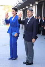 来場者の呼びかけに笑顔で対応される両陛下