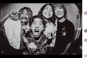 ONE OK ROCKのライブ会場が“ゴミだらけ”　ファンのポイ捨てに「ドームはゴミ箱じゃない」悲鳴、空き缶散乱の背景にスポンサーの“無料ドリンク”