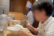 ラーメンチェーン店『どうとんぼり神座』新宿店で卓上トッピングを直飲みする迷惑行為が物議「スシロー少年と同じこと」同店は直撃に「厳正に対処していく」