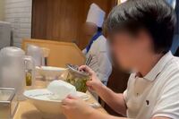 ラーメンチェーン店『どうとんぼり神座』新宿店で卓上トッピングを直飲みする迷惑行為が物議「スシロー少年…