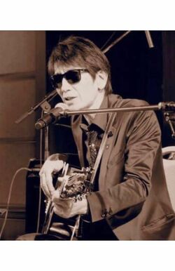 再婚相手の松本花林さんの父・松本孝一氏は養生アーティストのほか、音楽活動もしている（孝一氏のフェイスブックより）