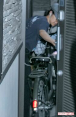 7月下旬に自宅前で井上を直撃するも、そっけない態度だった