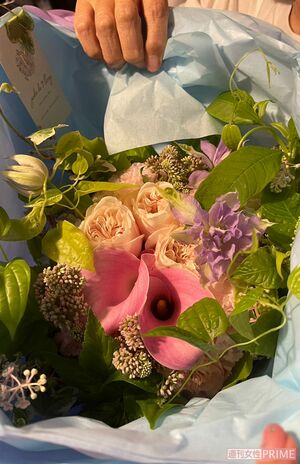 花束ってもらうと本当にうれしいですよね（撮影／加藤綾菜）