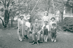 1939(昭和14)年に撮影された、昭和天皇ご一家。前列左から鷹司和子さん、昭和天皇、上皇さま、常陸宮さま。後列左から香淳皇后、島津貴子さん、東久邇成子さん、池田厚子さん