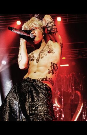 胸部の蛇や腕のイバラなど、体中に広がるHYDEのタトゥー（HYDEインスタグラムより）