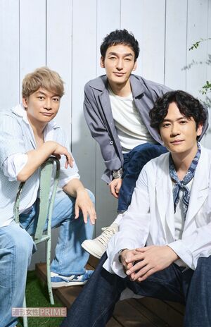 写真左から香取慎吾、草なぎ剛、稲垣吾郎 撮影/廣瀬靖士 ヘアメイク/金田順子(稲垣)、荒川英亮(草なぎ)、石崎達也(香取) スタイリスト/黒澤彰乃 衣装協力/レアセル/(株)タートル
