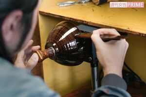 仕上げの「上漆」。季節や天候で変化する温度、湿度を見極めながら均一な商品を作る必要がある 撮影/Rui Izuchi