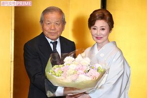 2014年11月2日、旭日小授章受賞の会見をした浜木綿子と駆けつけた左とん平さん