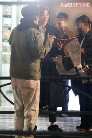 スタッフと打ち合わせする綾瀬はるか