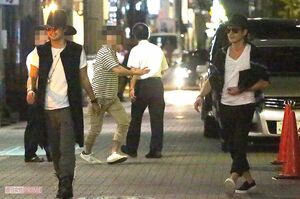 '15年9月に銀座の繁華街を歩く滝沢秀明と今井翼の貴重なツーショット。このときは仲よさそうに見えたのだが……。